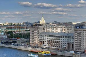 vue panoramique sur les toits du centre-ville de moscou en russie. photo