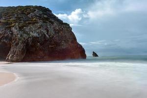 praia da adraga est une plage de l'atlantique nord au portugal, près de la ville d'almocageme, sintra. photo