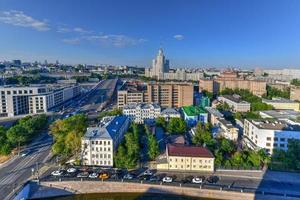 vue panoramique sur les toits de moscou le soir, en russie. photo