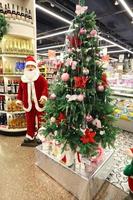 des jouets et des décorations pour le nouvel an sont vendus en israël. photo