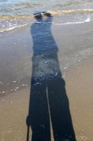 l'ombre du photographe au bord de la mer. photo