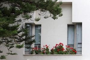 une petite fenêtre dans un immeuble résidentiel dans une grande ville photo