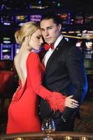 jeune couple beau et bien habillé dans le casino photo