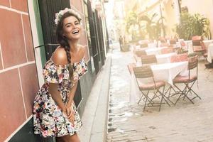 femme heureuse en belle robe dans la rue photo