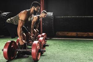 hommes musclés pendant la compétition dans l'exercice de marche du fermier photo