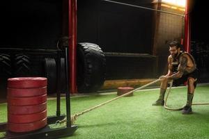 exercice de traîneau à traîneau. sportif lors de son entraînement croisé. photo