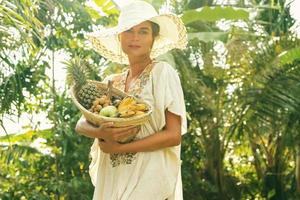 belle femme portant un chapeau à larges bords dans le jardin tropical photo