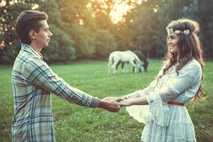 portrait de jeune et beau couple au coucher du soleil photo