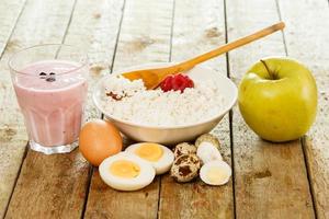 petit-déjeuner sain. aliments différents sur une table en bois. photo