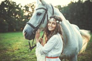 femme en belle robe blanche et son beau cheval photo