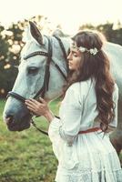 femme en belle robe blanche et son beau cheval photo