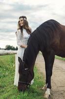 jolie jeune femme et son beau cheval photo