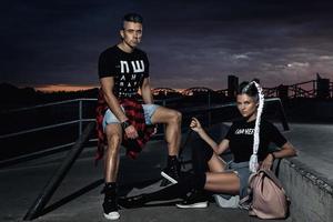 couple élégant dans le skate park la nuit photo