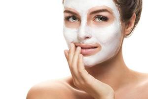 femme avec masque facial sur fond blanc photo