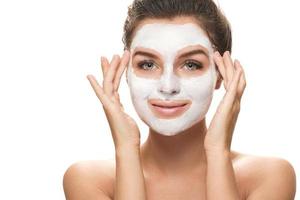 femme avec masque facial sur fond blanc photo