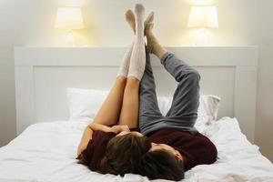 couple drôle et paresseux est allongé sur le lit photo