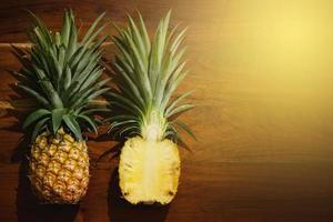 mise à plat d'ananas sur une surface en bois photo