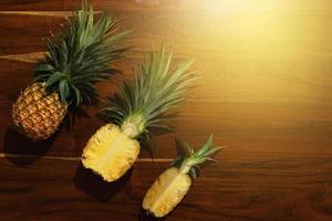 mise à plat d'ananas sur une surface en bois photo