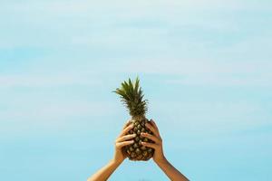 ananas dans les mains des femmes photo