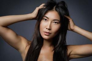 belle femme asiatique avec des cheveux noirs en bonne santé photo