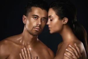 jeune beau couple en studio sur fond noir photo