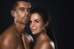 jeune beau couple en studio sur fond noir photo