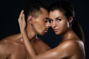 jeune beau couple en studio sur fond noir photo