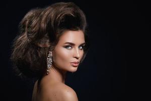 magnifique femme avec une belle coiffure et maquillage photo