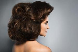 femme avec une belle coiffure faite par un coiffeur professionnel photo