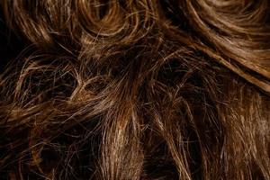 gros plan sur les détails des cheveux sains des femmes photo