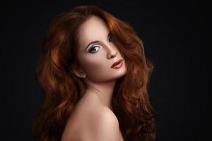 portrait de femme aux beaux cheveux rouges photo