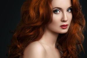 portrait de femme aux beaux cheveux rouges photo