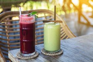 verre de délicieux jus de betterave et smoothie sain à l'avocat photo