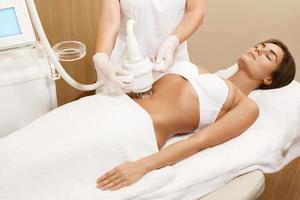 procédure de massage ou de correction de la figure en clinique photo