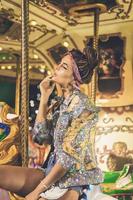 femme élégante portant une veste étincelante sur le carrousel photo