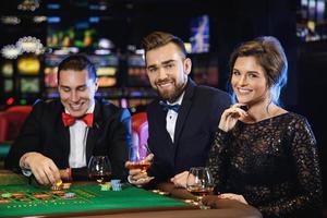 belles et riches personnes jouant à la roulette au casino photo