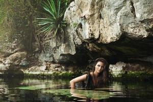 portrait de belle femme dans l'eau photo