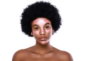 jeune femme africaine avec un masque purifiant sur son visage photo