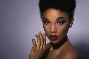 jeune mannequin africain avec un beau maquillage photo