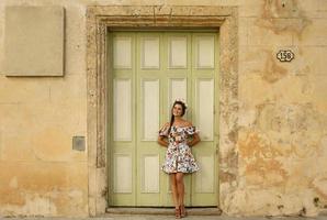 femme heureuse en belle robe dans la rue photo