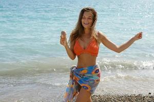 femme avec cornet de glace sur la plage photo