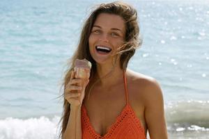 femme avec cornet de glace sur la plage photo