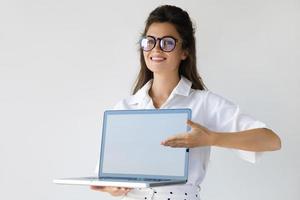 jeune femme d'affaires avec un ordinateur portable dans ses mains photo