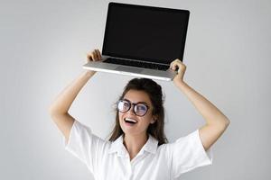 jeune femme d'affaires avec un ordinateur portable dans ses mains photo