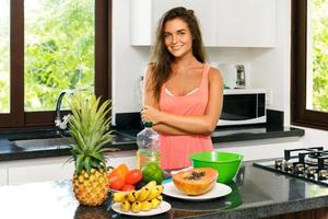 femme au foyer pendant le processus de cuisson dans la cuisine photo