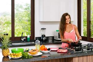 femme au foyer pendant le processus de cuisson dans la cuisine photo