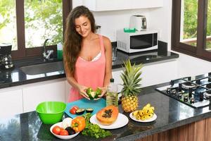 femme au foyer pendant le processus de cuisson dans la cuisine photo