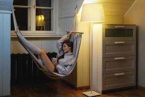 femme relaxante avec une tasse de boisson chaude photo