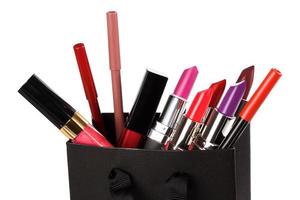 différents objets de maquillage dans le sac à provisions photo