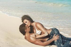 beau couple portant des jeans sur la plage tropicale photo